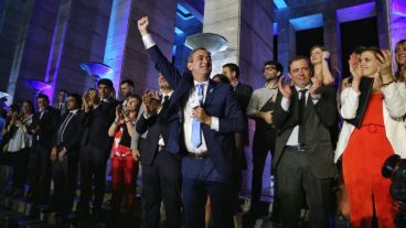 Javkin brindó un discurso frente al río.