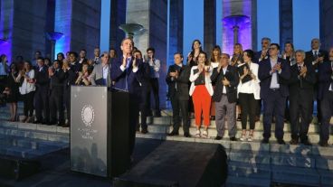 Javkin brindó un discurso frente al río.