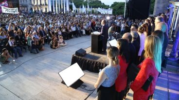 Javkin brindó un discurso frente al río.