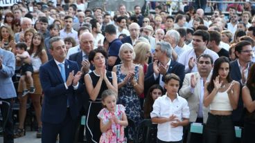 Javkin brindó un discurso frente al río.