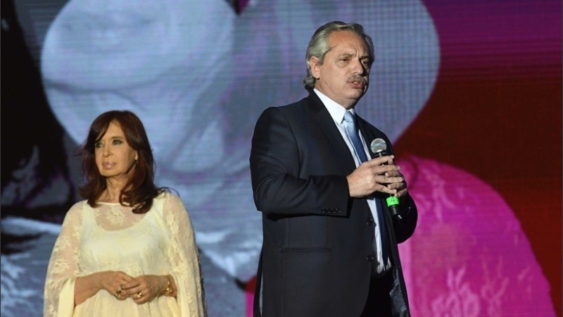 Alberto Fernández y Cristina Kirchner en Plaza de Mayo.