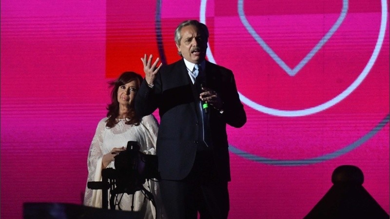 Alberto Fernández y Cristina Kirchner en Plaza de Mayo.
