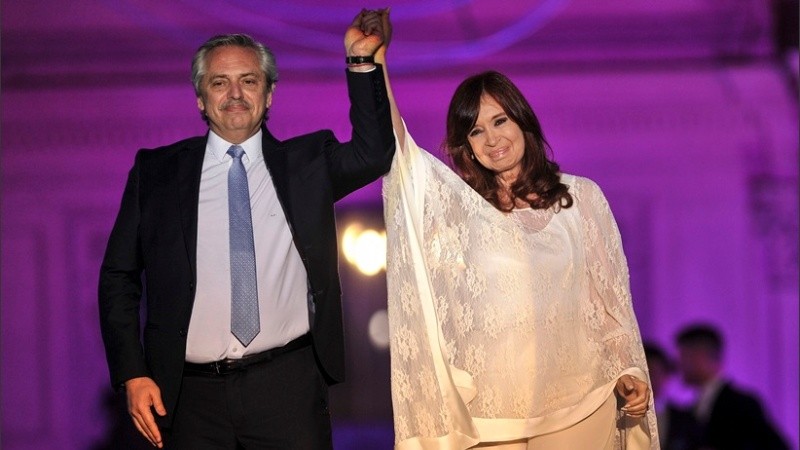 Alberto Fernández y Cristina Kirchner en Plaza de Mayo.