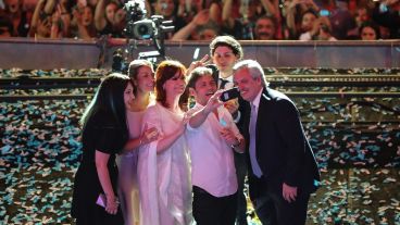 Alberto Fernández y Cristina Kirchner en Plaza de Mayo.