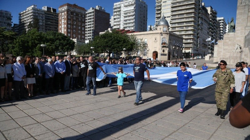 Ex combatientes con la bandera celeste y blanca.