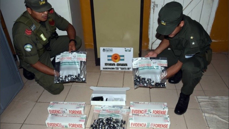 Agentes federales incautaron la carga luego de que el hombre la expulsara.