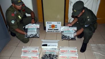 Agentes federales incautaron la carga luego de que el hombre la expulsara.