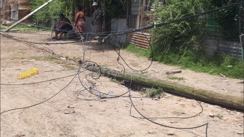 Los cables derrumbados por el camión.