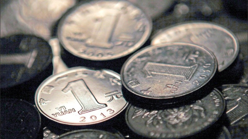 El juez le ordenó llevarse de vuelta las monedas y pagar por transferencia.