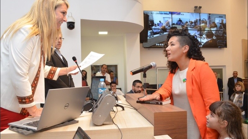 La concejala Gómez Sáenz durante la jura.