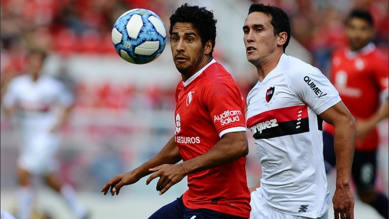 Domínguez le ganó la espalda a Gabrielli y anotó un golazo.