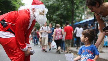 Una gran cantidad de rosarinos pasó por el Paseo del Siglo este sábado.