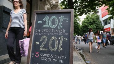 Una gran cantidad de rosarinos pasó por el Paseo del Siglo este sábado.