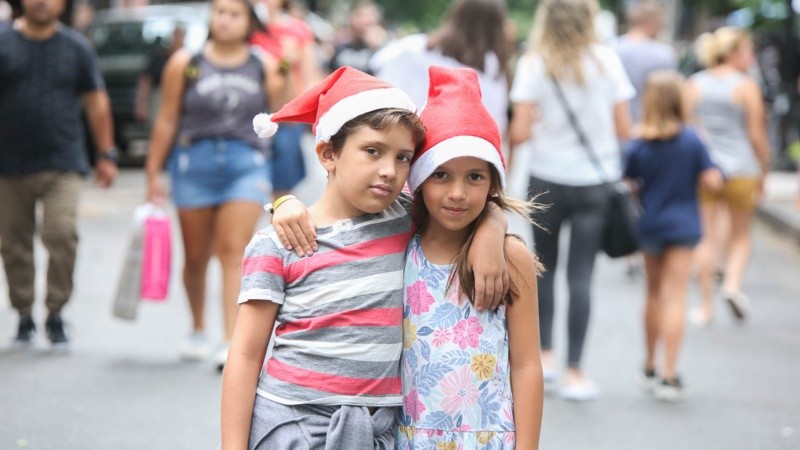 Una gran cantidad de rosarinos pasó por el Paseo del Siglo este sábado.  