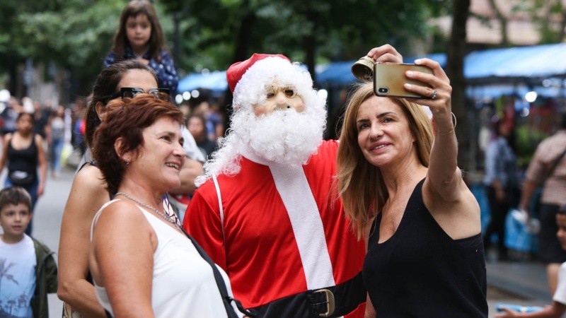 Una gran cantidad de rosarinos pasó por el Paseo del Siglo este sábado.  