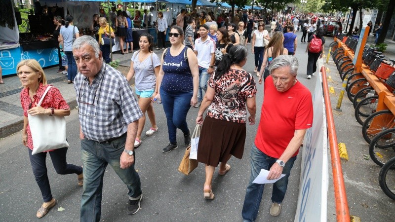 Una gran cantidad de rosarinos pasó por el Paseo del Siglo este sábado.  
