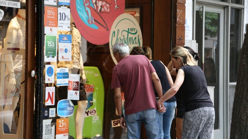 Una gran cantidad de rosarinos pasó por el Paseo del Siglo este sábado.  