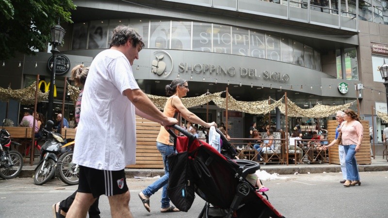 Una gran cantidad de rosarinos pasó por el Paseo del Siglo este sábado.  