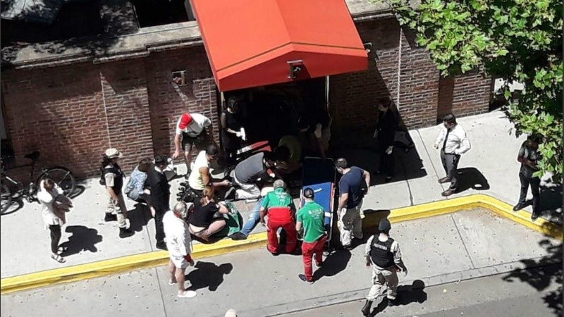 Médicos del Same atendiendo a los turistas en la puerta del hotel de Puerto Madero. 