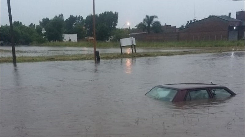 Un hombre fue rescatado dentro de su auto.