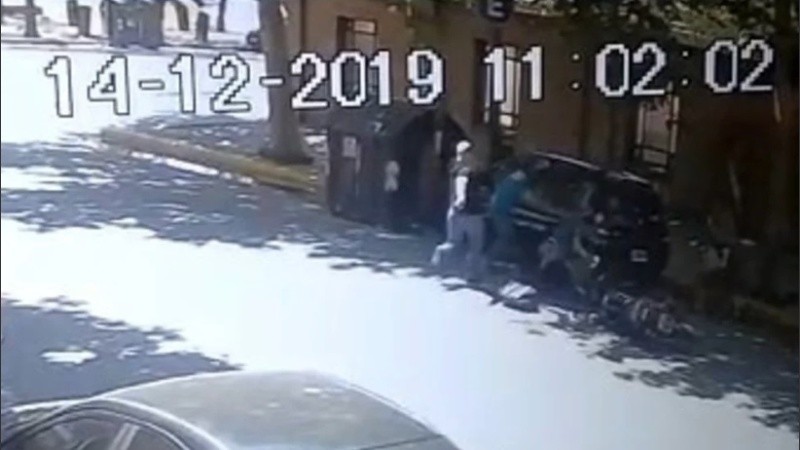 Las cámaras de seguridad registraron el violento hecho.