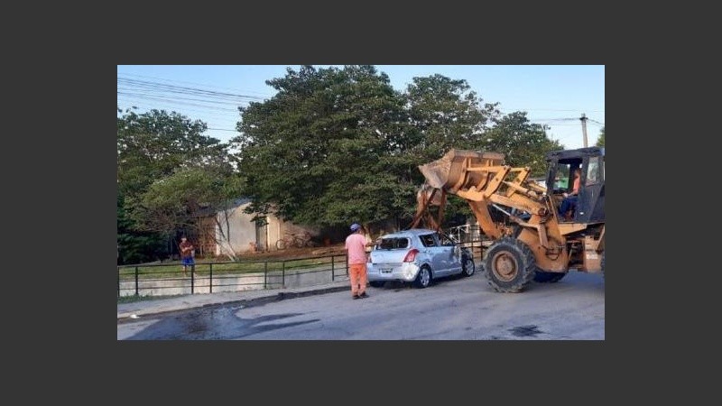 El momento en que retiraron el auto del agua. 