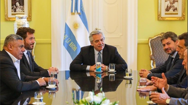 Alberto Fernández con Domínguez y Tapia en Casa Rosada. 