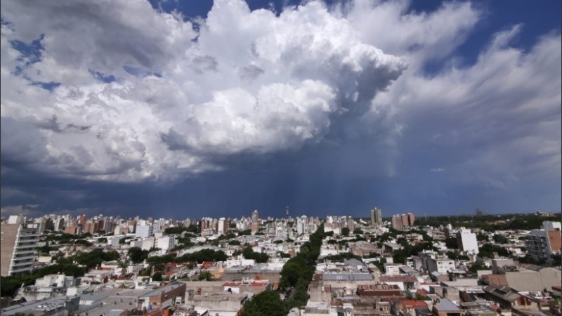 Así se veía hacia el sur la granizada más severa que pasó cerca de la ciudad.