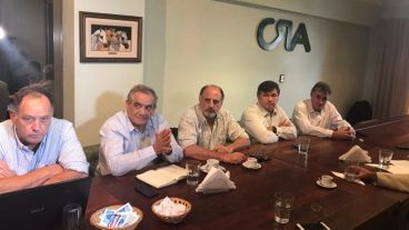 Los dirigentes ruralistas reunidos este lunes a la tarde.