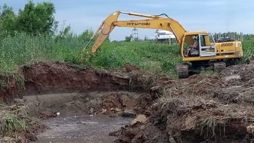 Las máquinas trabajan para abrir un canal que atraviese la isla.