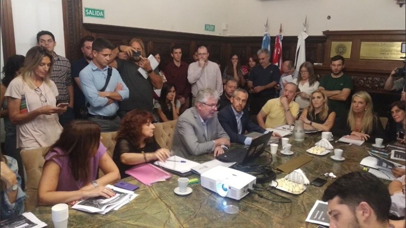 El secretario de Hacienda, Diego Gómez, y la subsecretaria Silvia Zcerevin durante la presentación.