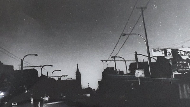 El primer apagón conmovió a los rosarinos: la ciudad fue un manto negro.