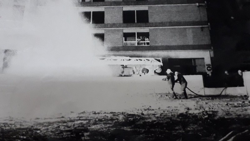 Bomberos apagan un fuego en Sarmiento y Urquiza, el jueves 9 de noviembre.