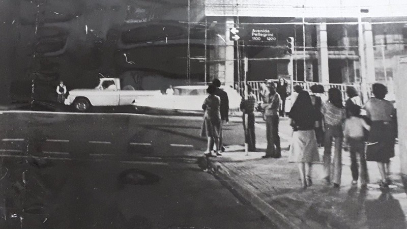 Vecinos en Sarmiento y Pellegrini, durante el segundo apagón realizado el 23 de noviembre.