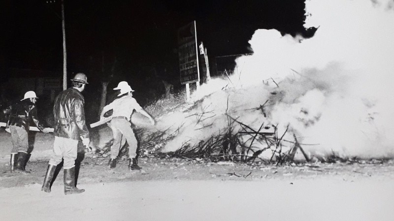 El fuego se desataba en un punto de la ciudad y los bomberos debían acudir.