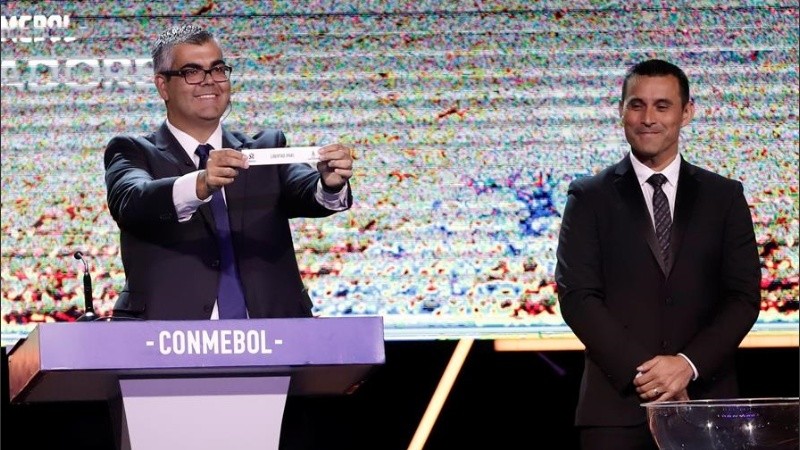 El director de competiciones de clubes de Conmebol, Frederico Nantes, en el sorteo.