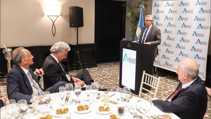 Fernández con representantes de la Asociación Empresaria Argentina.