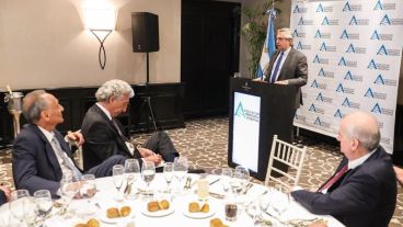 Fernández con representantes de la Asociación Empresaria Argentina.