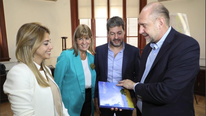 Perotti y Rodenas recibieron a Matías Lammens en la Casa Gris. 