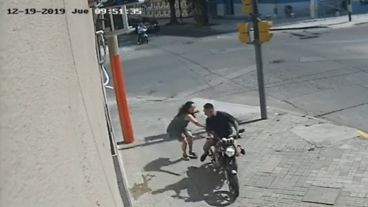 El momento en que la víctima intenta recuperar sus pertenencias y el delincuente huye.