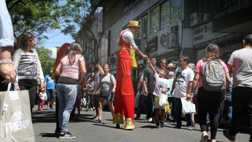 Compras navideñas en calles céntricas liberadas de autos.