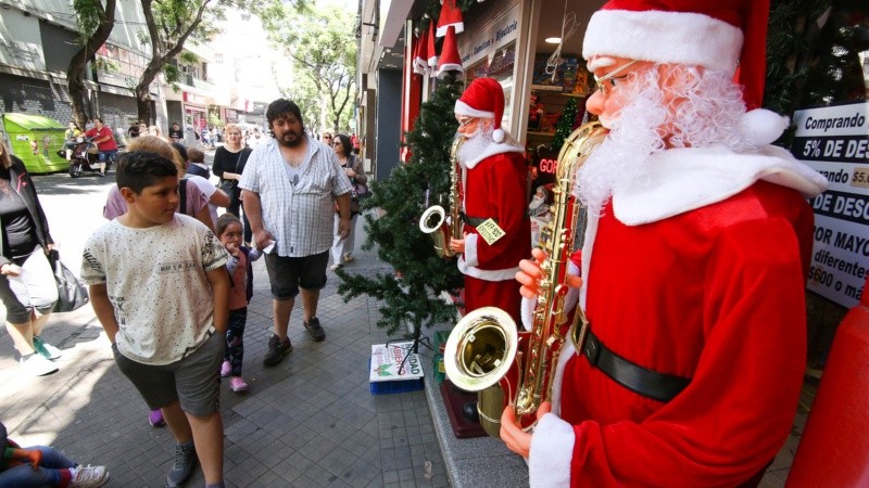 Compras navideñas en calles céntricas liberadas de autos. 