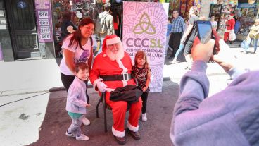 Compras navideñas en calles céntricas liberadas de autos.