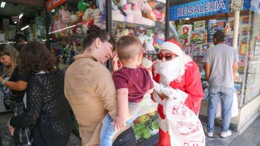 Compras navideñas en calles céntricas liberadas de autos.
