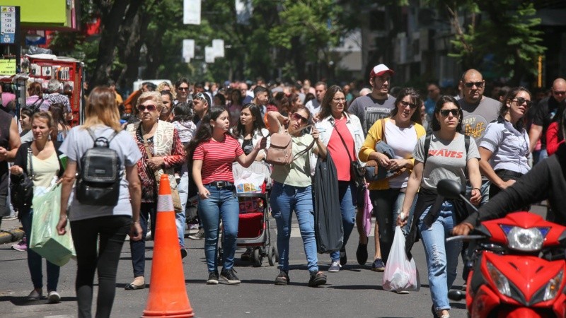 Compras navideñas en calles céntricas liberadas de autos. 