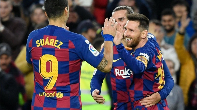Messi celebra su golazo con Griezmann y Suárez, que también marcaron. 
