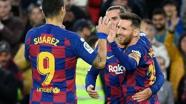 Messi celebra su golazo con Griezmann y Suárez, que también marcaron.