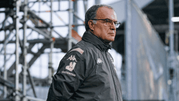 Marcelo Bielsa sigue bien parado con su Leeds. Ganó el tercer partido consecutivo.