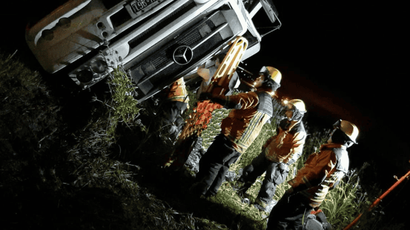 Vuelco de camión en Serodino: el conductor fue rescatado por bomberos.