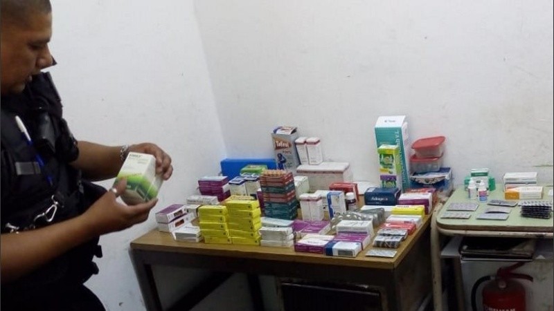 La Policía secuestró los medicamentos legales que se vendían de forma ilícita.